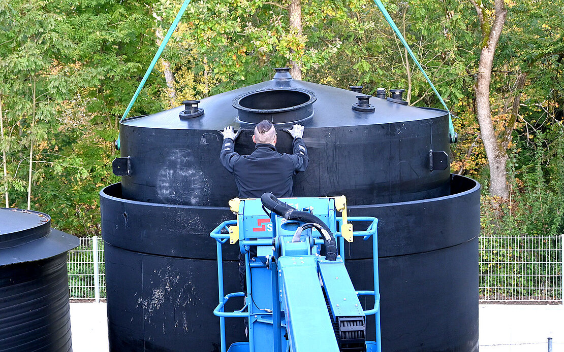 Tanklager Lieferung Tank wird präzise platziert