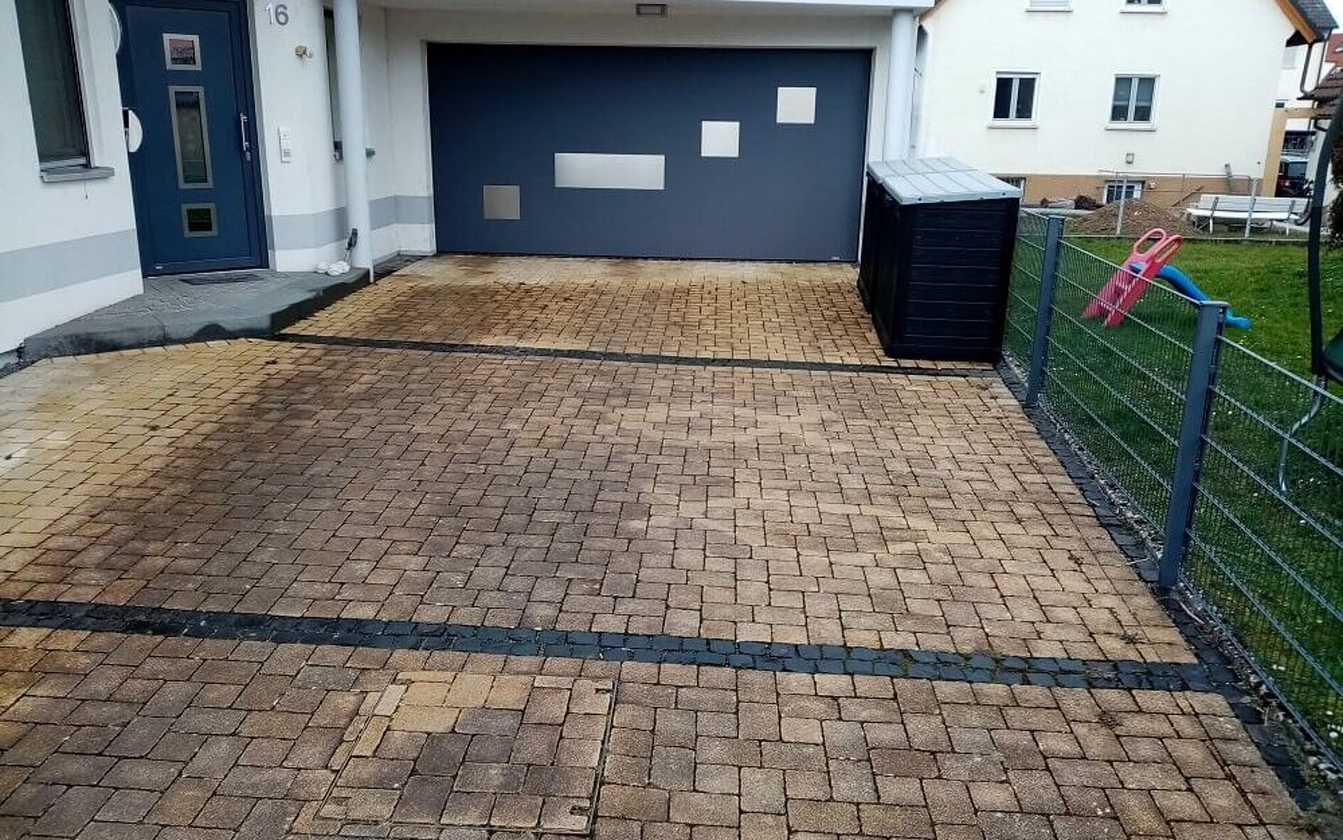 Die Hofeinfahrt vor der Reinigung mit Lithofin MN Außenreiniger