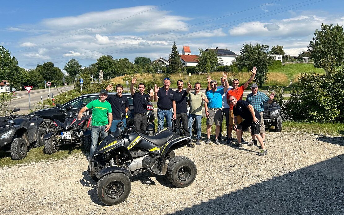Natursteinschulung Altusried Gruppe mit Quad
