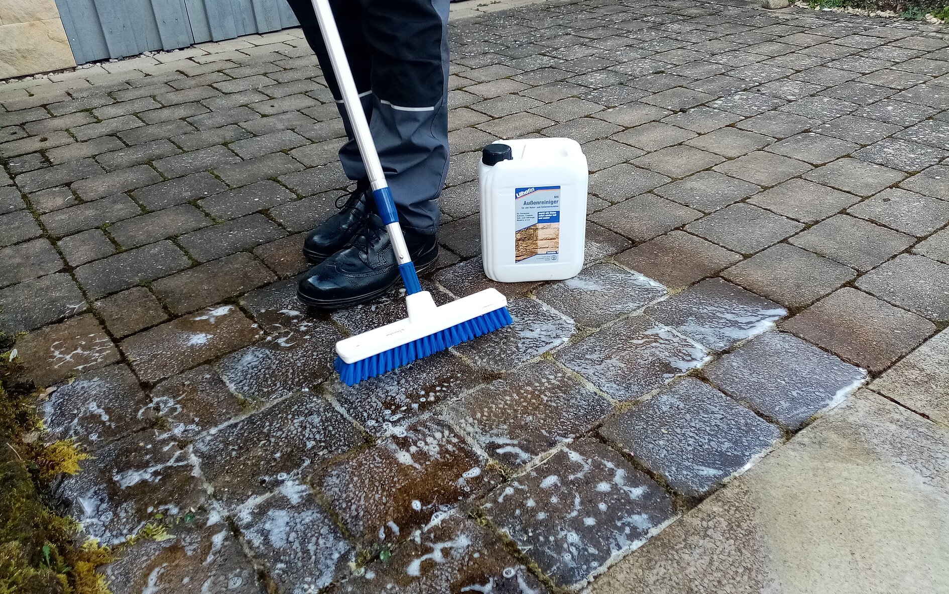 Reinigung vom Einfahrt-Bodenbelag