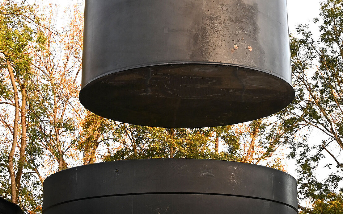 Tanklager Lieferung Tank wird hingestellt