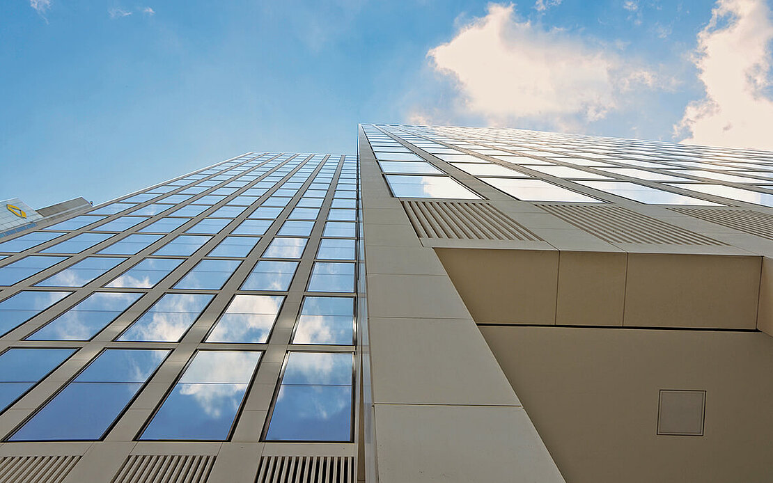 Taunusturm von unten nah