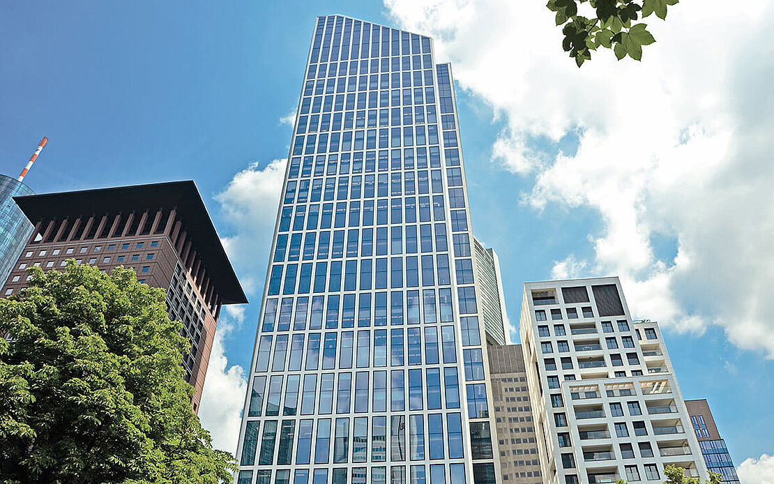 Taunusturm von unten weit