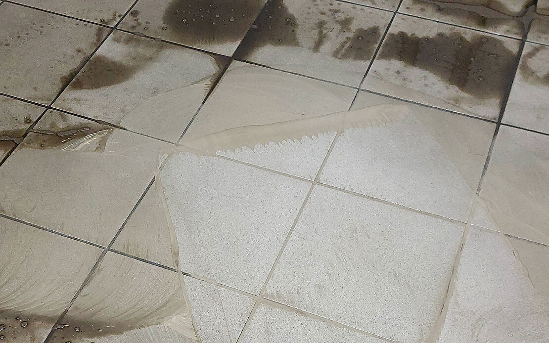 Lithofin Grundreinigung im Stadion Bodenvergleich