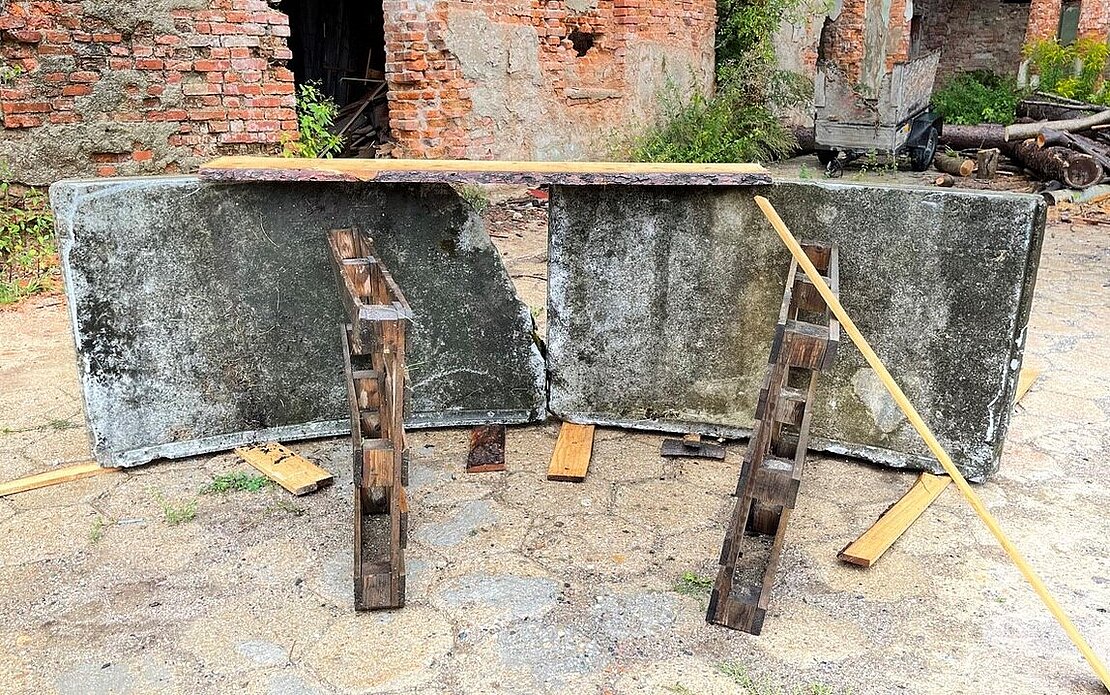 Marmor-Parkbank vorher