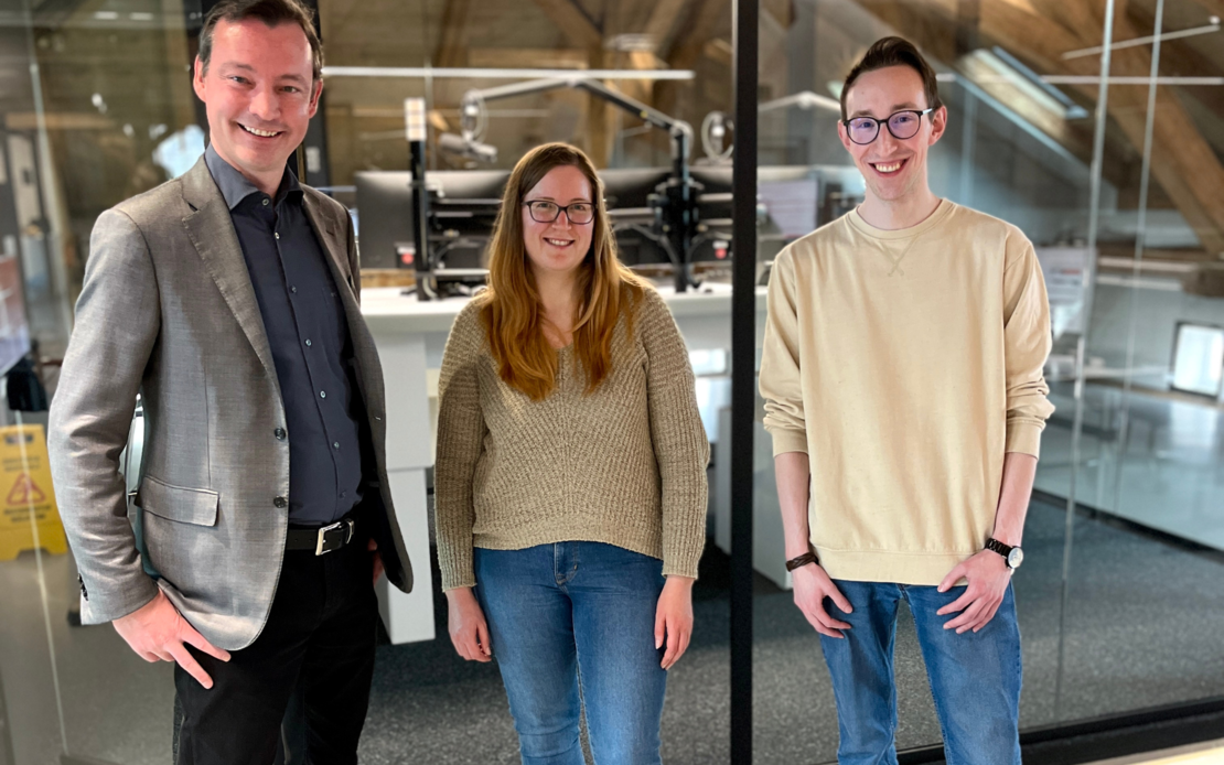 Herr Stingel und das Klassik-Radio Team vor Aufnahmebox