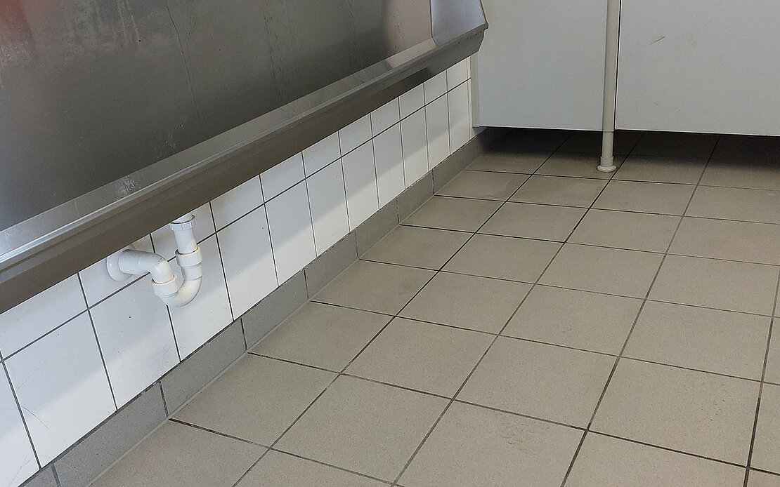 Lithofin Grundreinigung im Stadion - gereinigter Boden