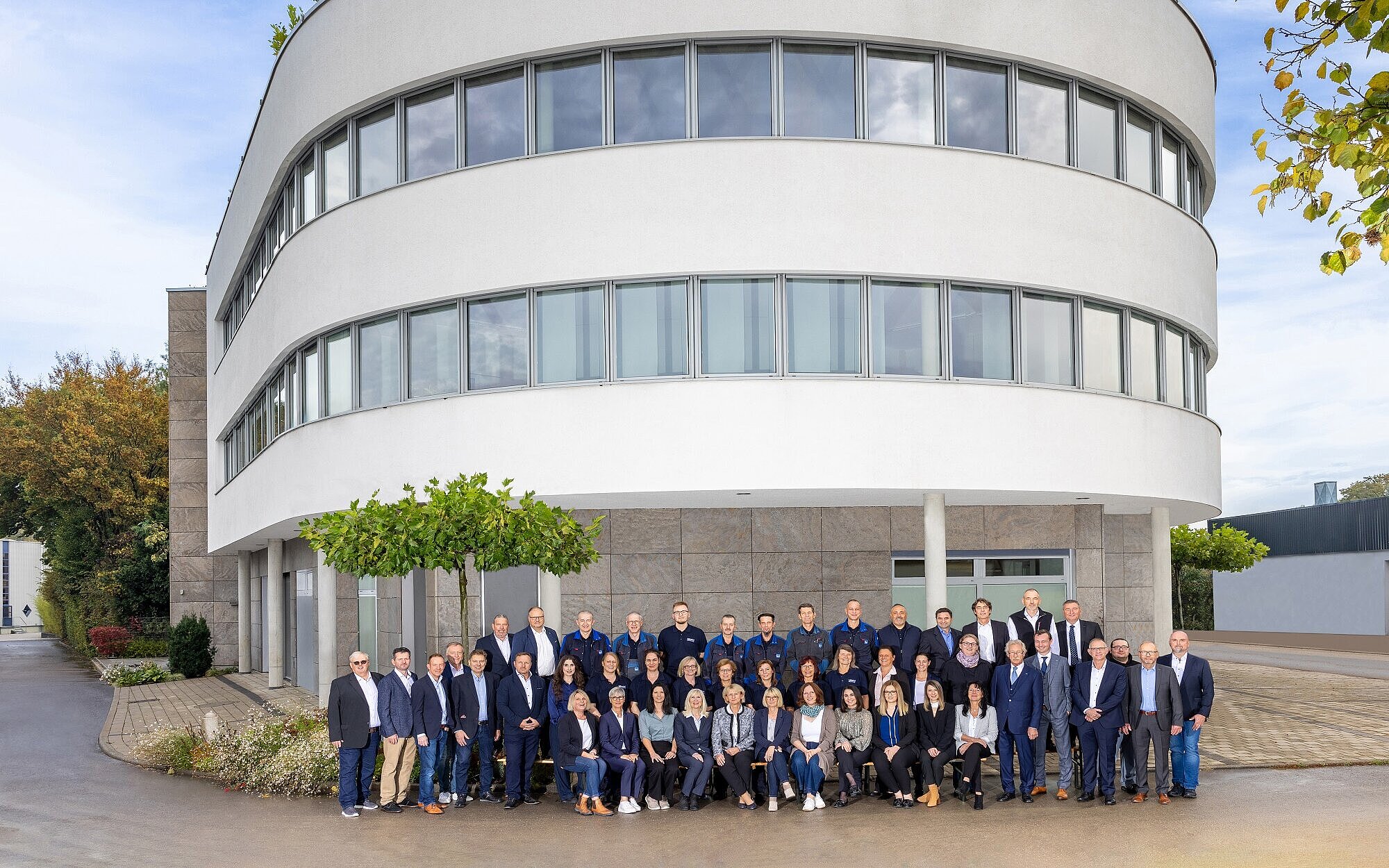 Lithofin Team vor dem Lithofin Firmengebäude