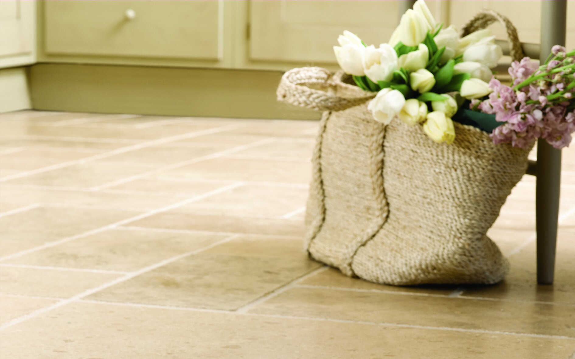 Natursteinboden mit Tasche