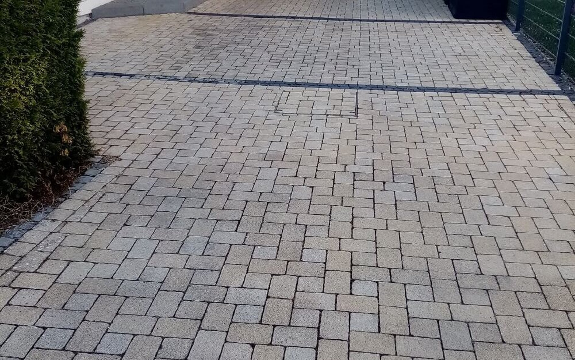Die Hofeinfahrt nach der Reinigung mit Lithofin MN Außenreiniger