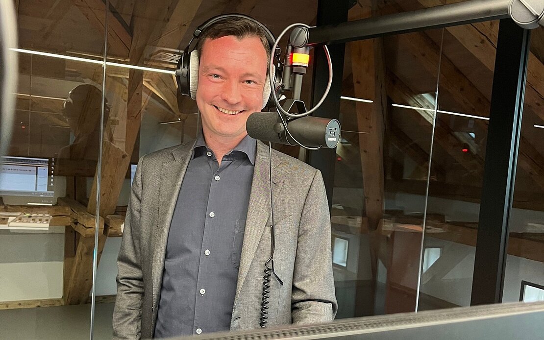 Lithofin Geschäftsführer Herr Stingel vor Mikrofon