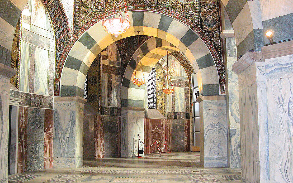 Aachener Dom Boegen innen