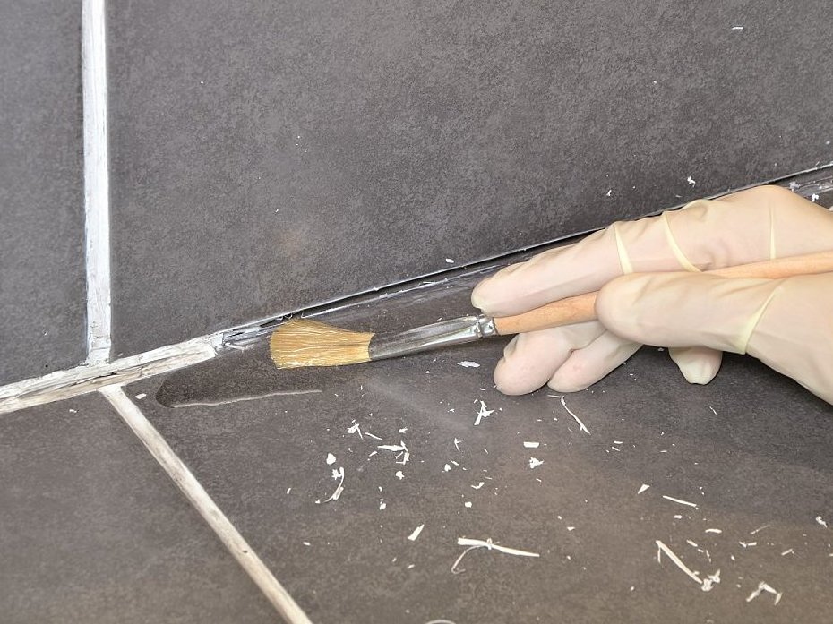 Schimmel auf Silikonfugen Lithofin