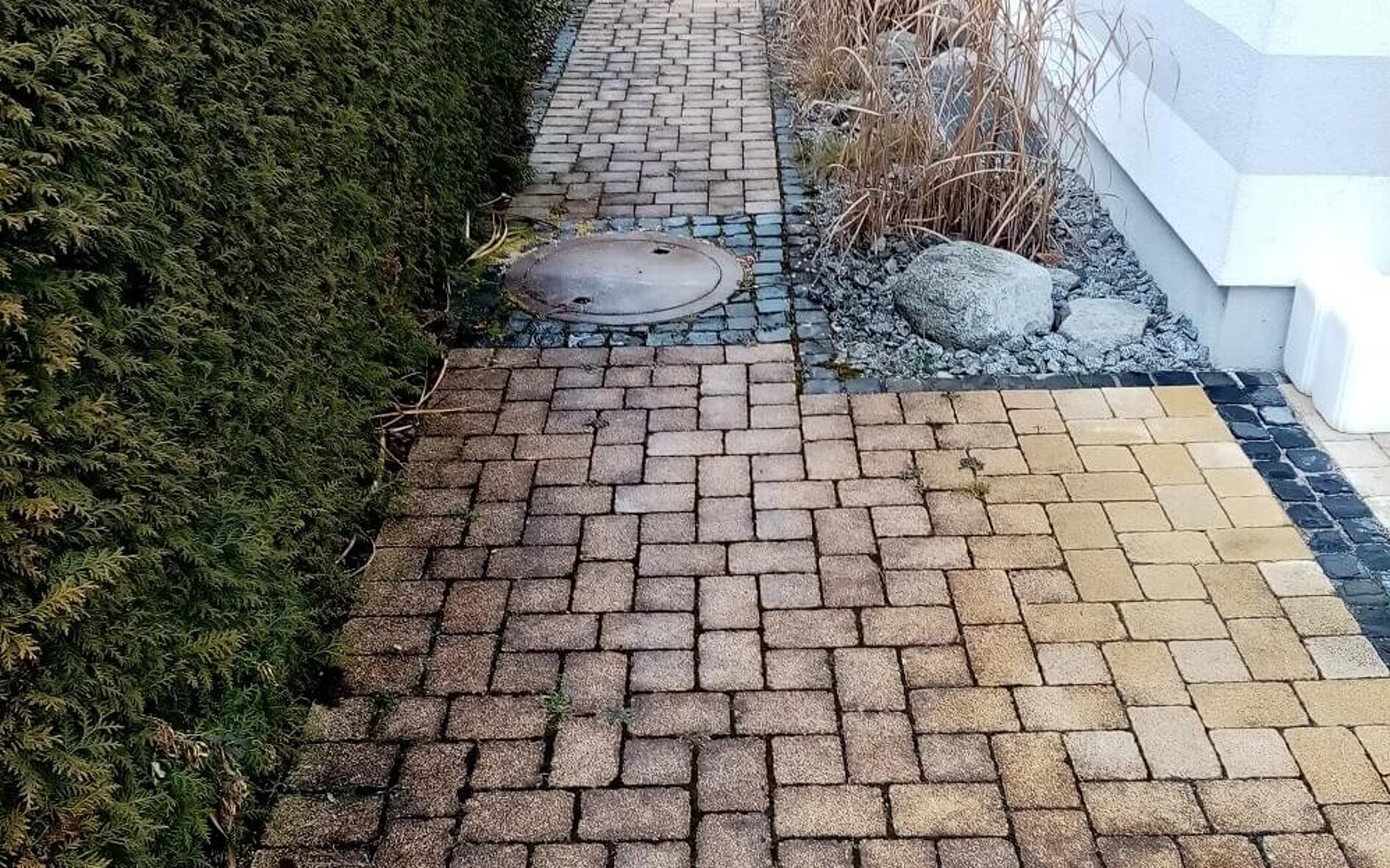 Rutschige Flächen haben sich hinter dem Haus gebildet