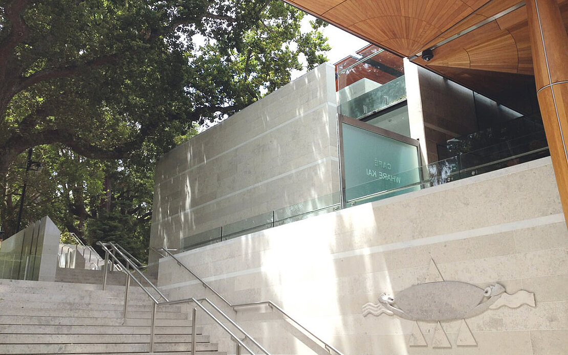 Auckland Art Gallery aussen Wand und Treppe