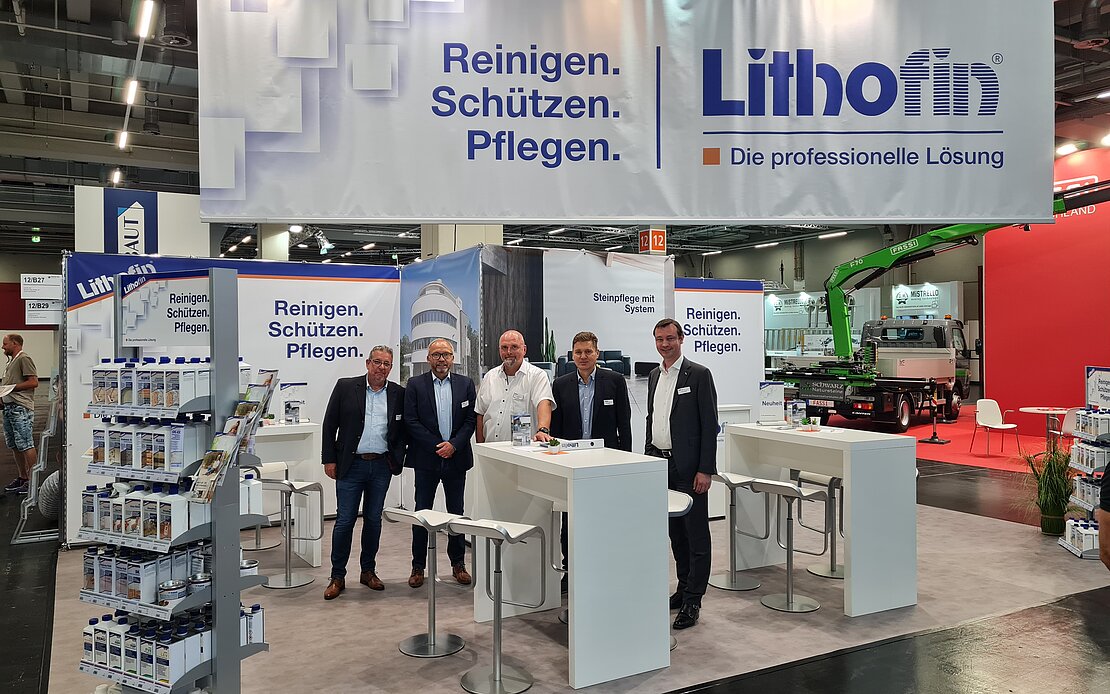 Lithofin Messeteam mit Geschäftsführer Garvin Stingel, Matthias Schneider, Alexander Mechtold, Rudi Groiss und Ulrich Hilsmann (v.r. nach l.) Lithofin Messeteam mit Geschäftsführer Garvin Stingel, Matthias Schneider, Alexander Mechtold, Rudi Groiss und Ulrich Hilsmann (v.r. nach l.)