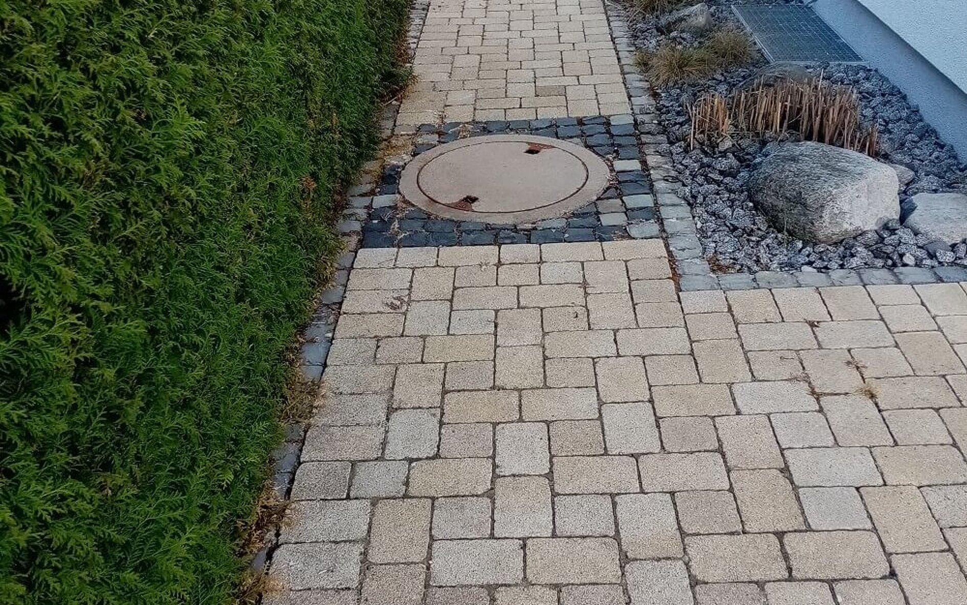 Rutschige Flächen hinter dem Haus wurden erfolgreich entferntgebildet