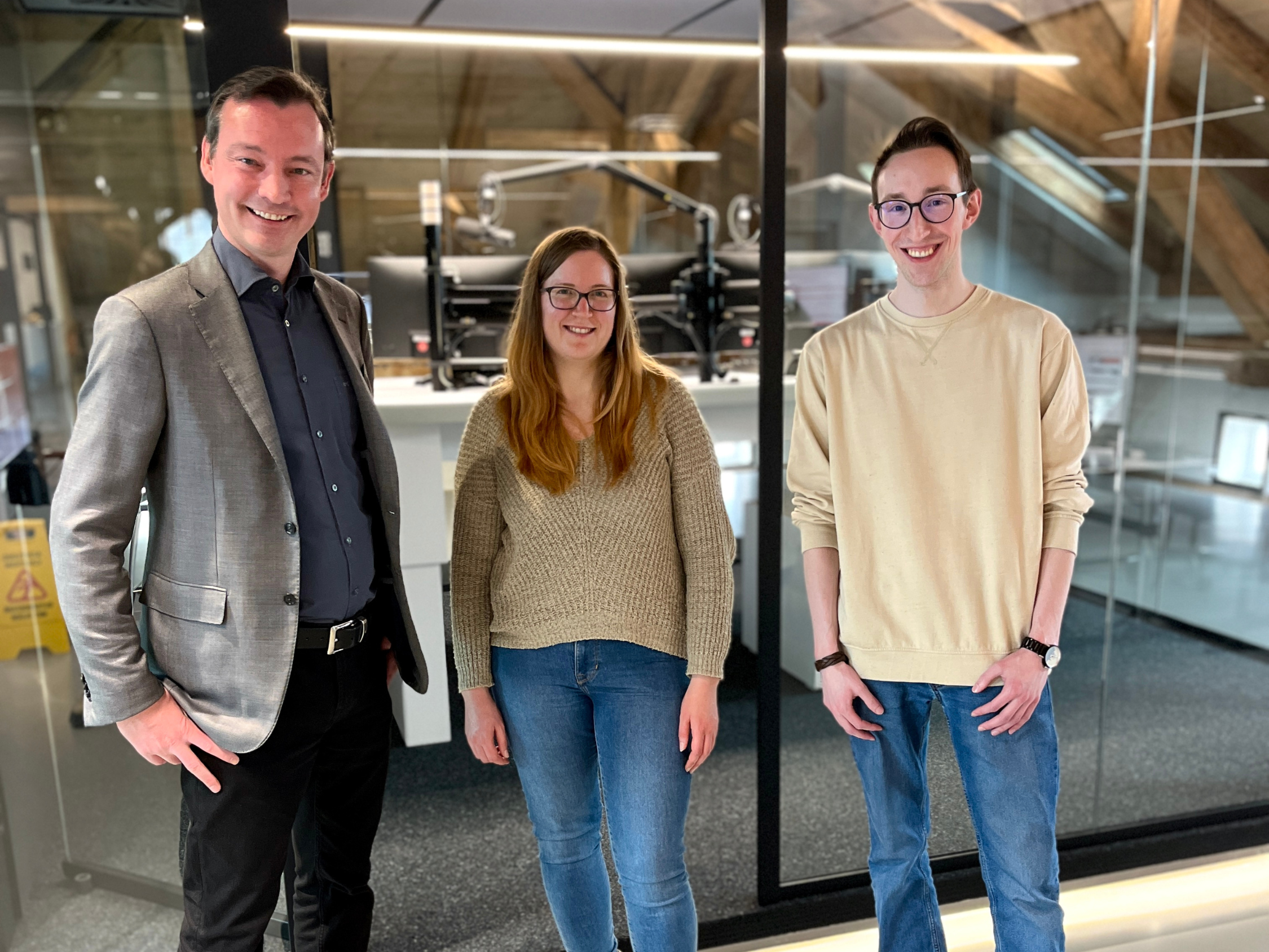 Herr Stingel und das Klassik-Radio Team vor Aufnahmebox
